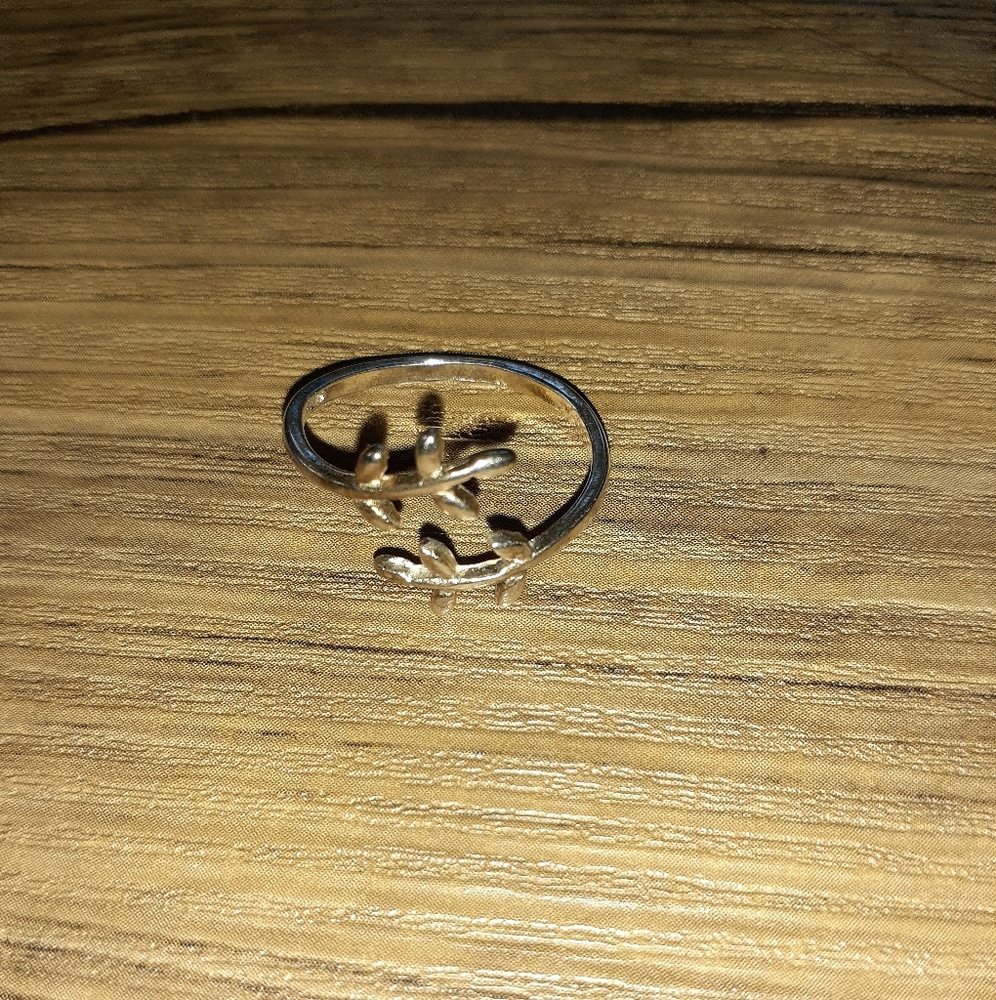 Pretty leaf ring - Picture 2 of 2